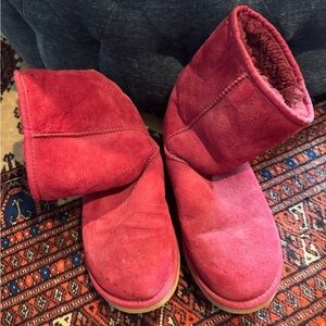 Classic red Ugg short boots